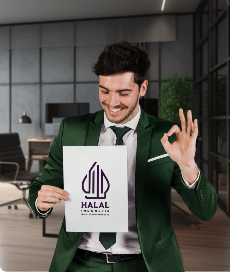 Seorang pria mendapatkan sertifikat halal