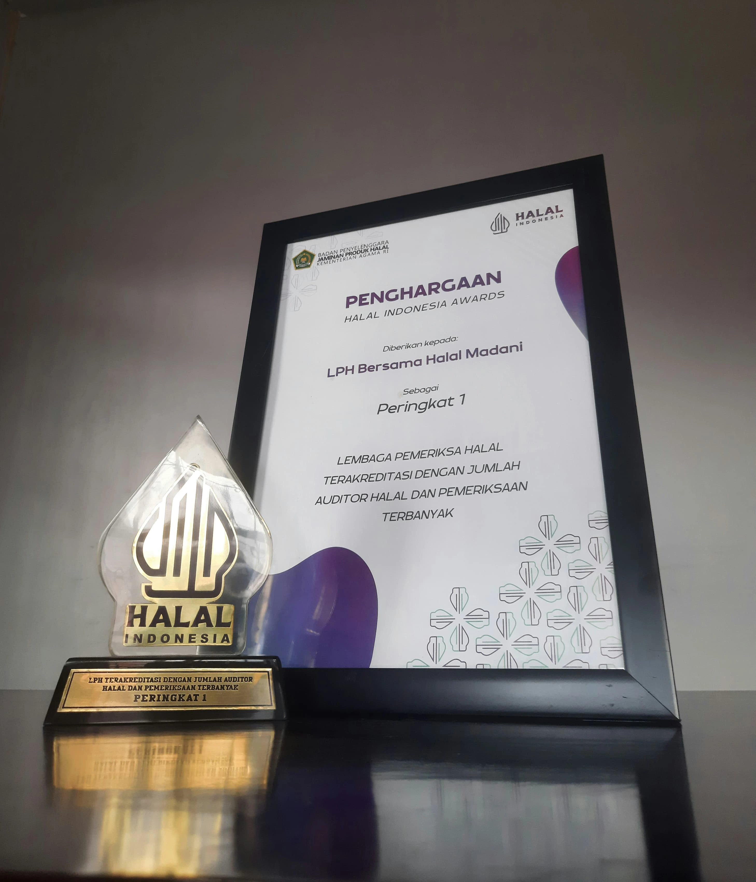 Penghargaan Bersama Halal Madani sebagai Lembaga Pemeriksa Halal Terakreditasi dengan Jumlah Auditor Halal dan Pemeriksaan Halal Terbanyak.
